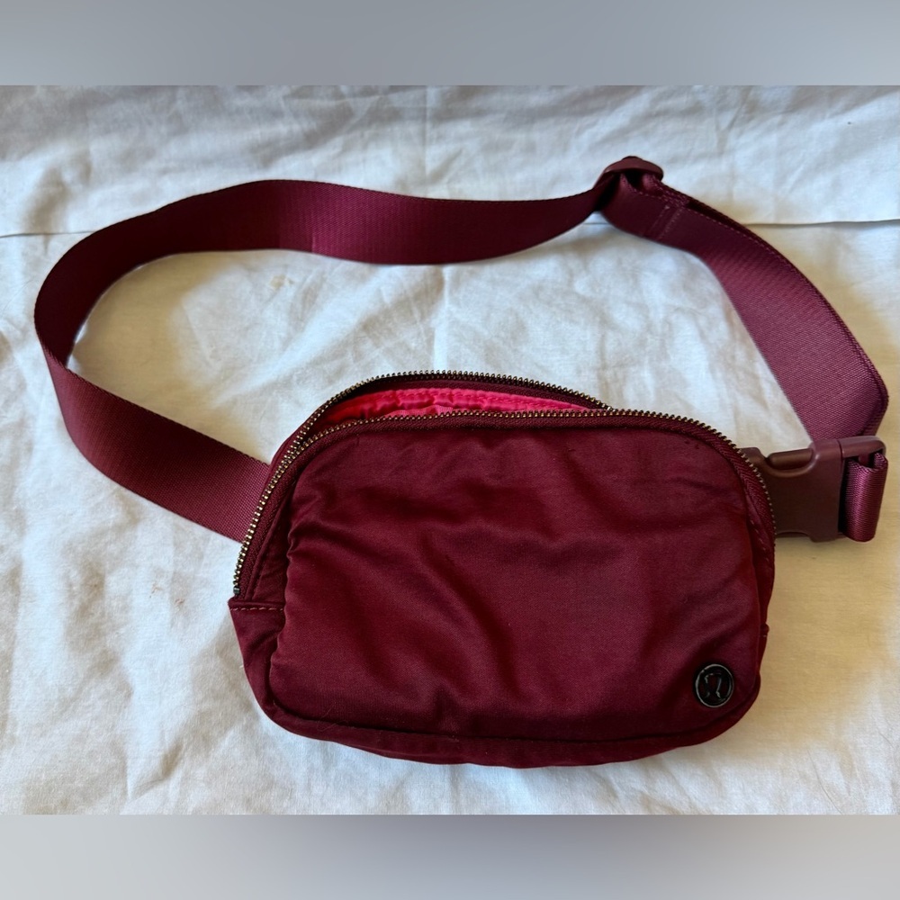Lululemon Everywhere Belt Bag Maroon Lightweight Everyday